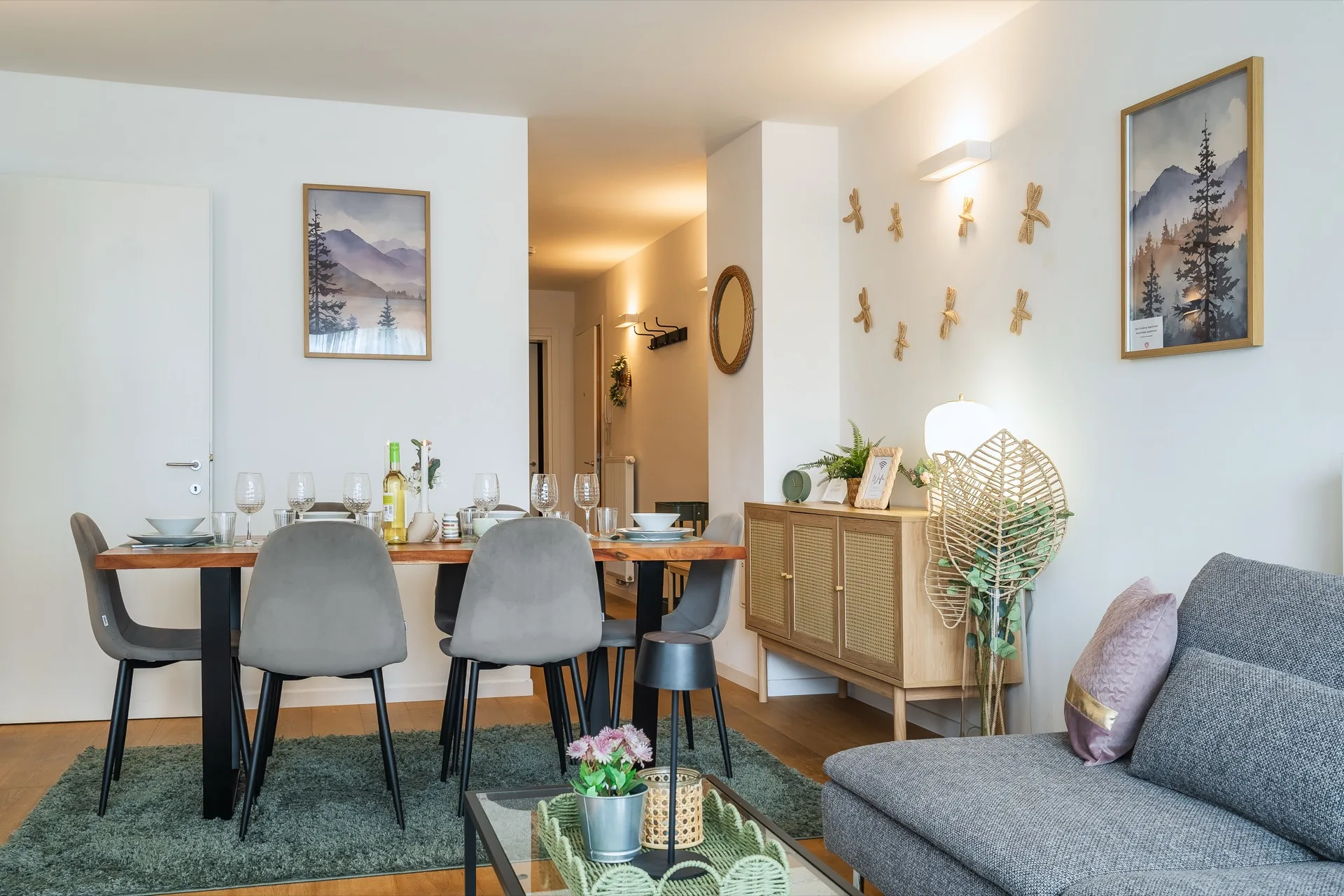 Eleganter Essbereich mit gedecktem Tisch, sechs Stühlen, Sideboard, Stimmungslampe und alpinen Wanddekorationen im Rosie Design Chalet Brunnach Kärnten – Ferienwohnung Fotografie Kärnten – Mathias Prägant Photography