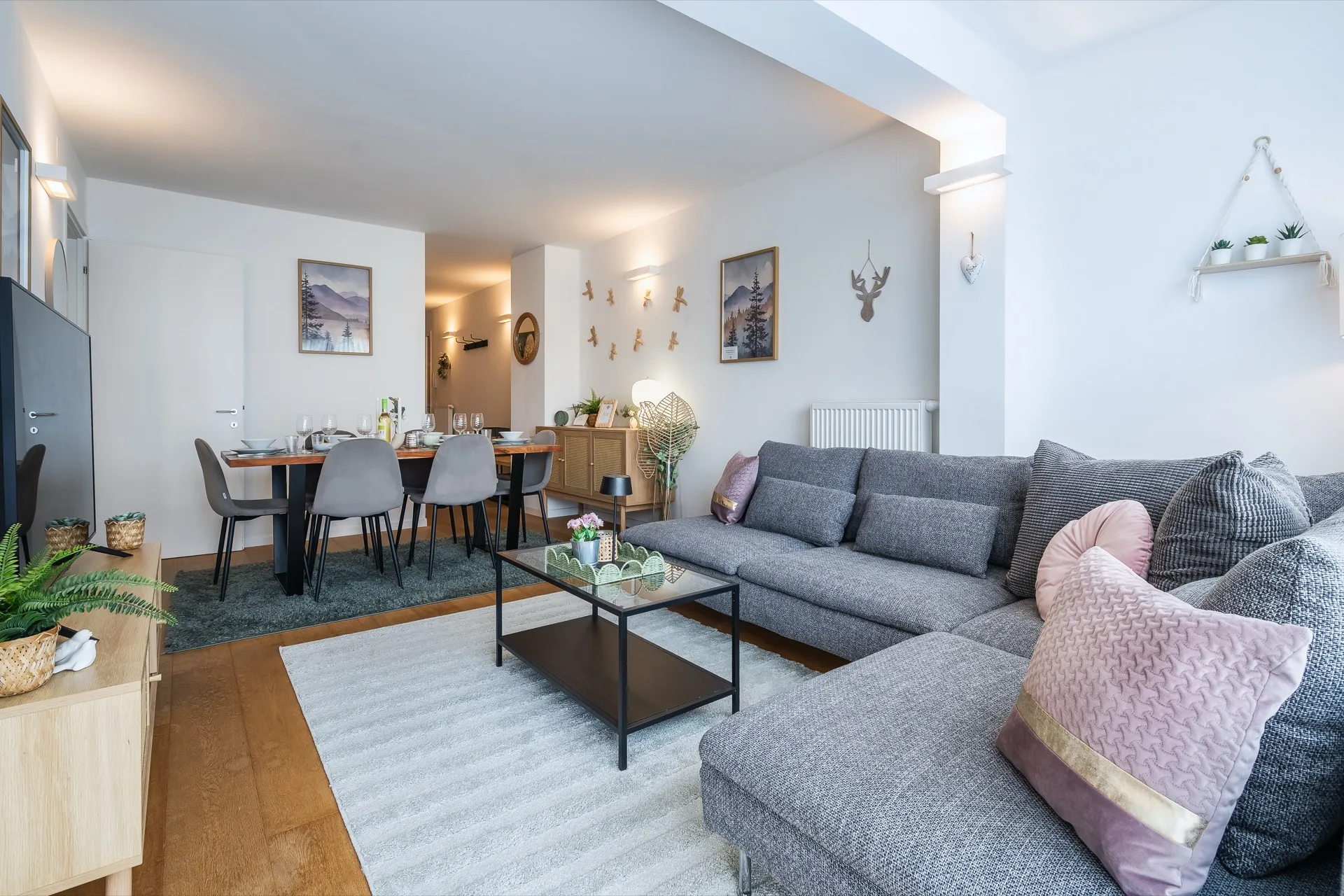 Modernes Wohnzimmer mit großem Ecksofa im Rosie Design Chalet Brunnach Bad Kleinkirchheim – helle alpine Ferienwohnung Kärnten Fotografie – Mathias Prägant Photography