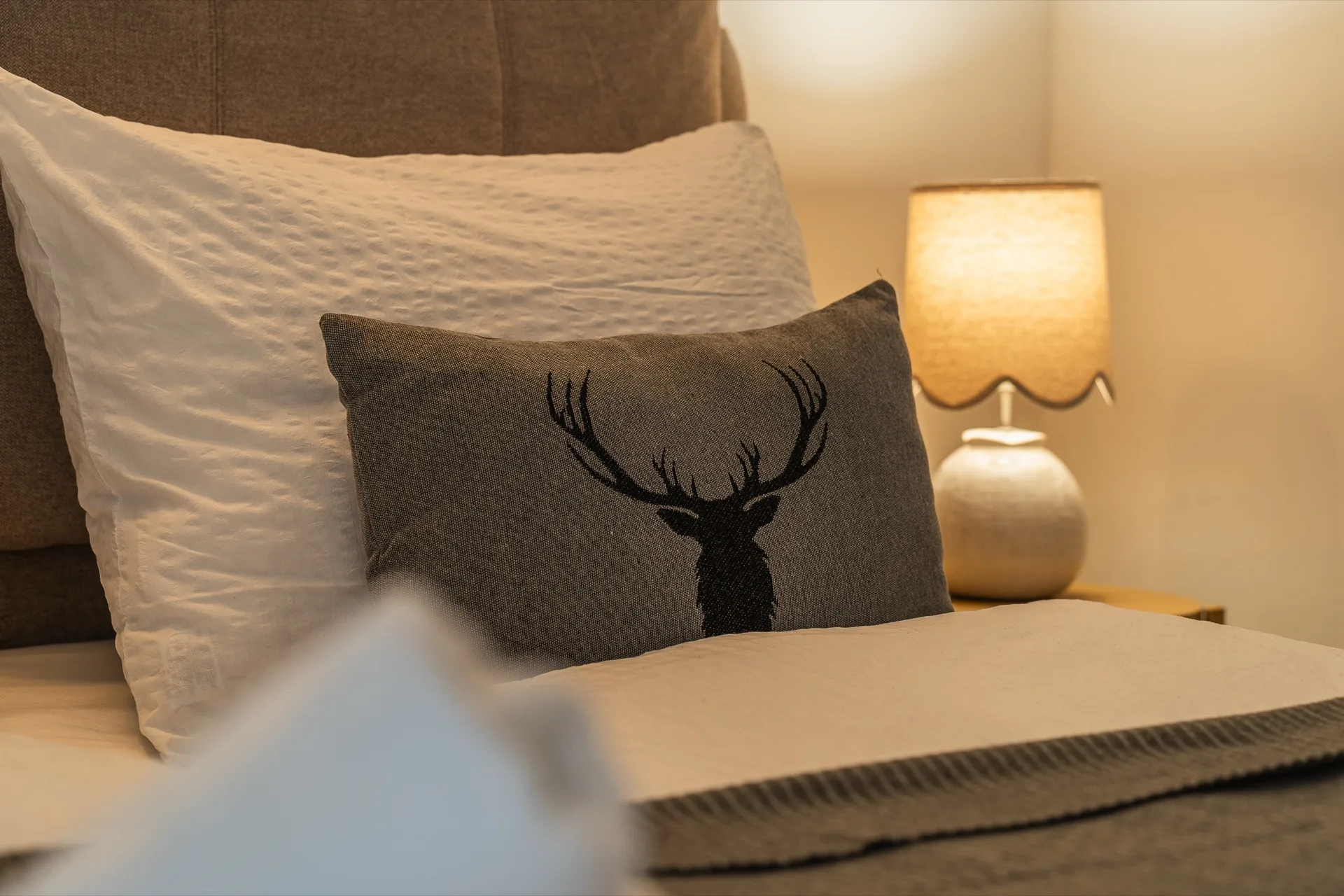 Stimmungsvolle Detail-Aufnahme mit warmer Lichtstimmung im Rosie Design Chalet Brunnach Bad Kleinkirchheim – authentische Atmosphäre und Wohlfühl-Ambiente, Ferienwohnung Fotografie Kärnten – Mathias Prägant Photography