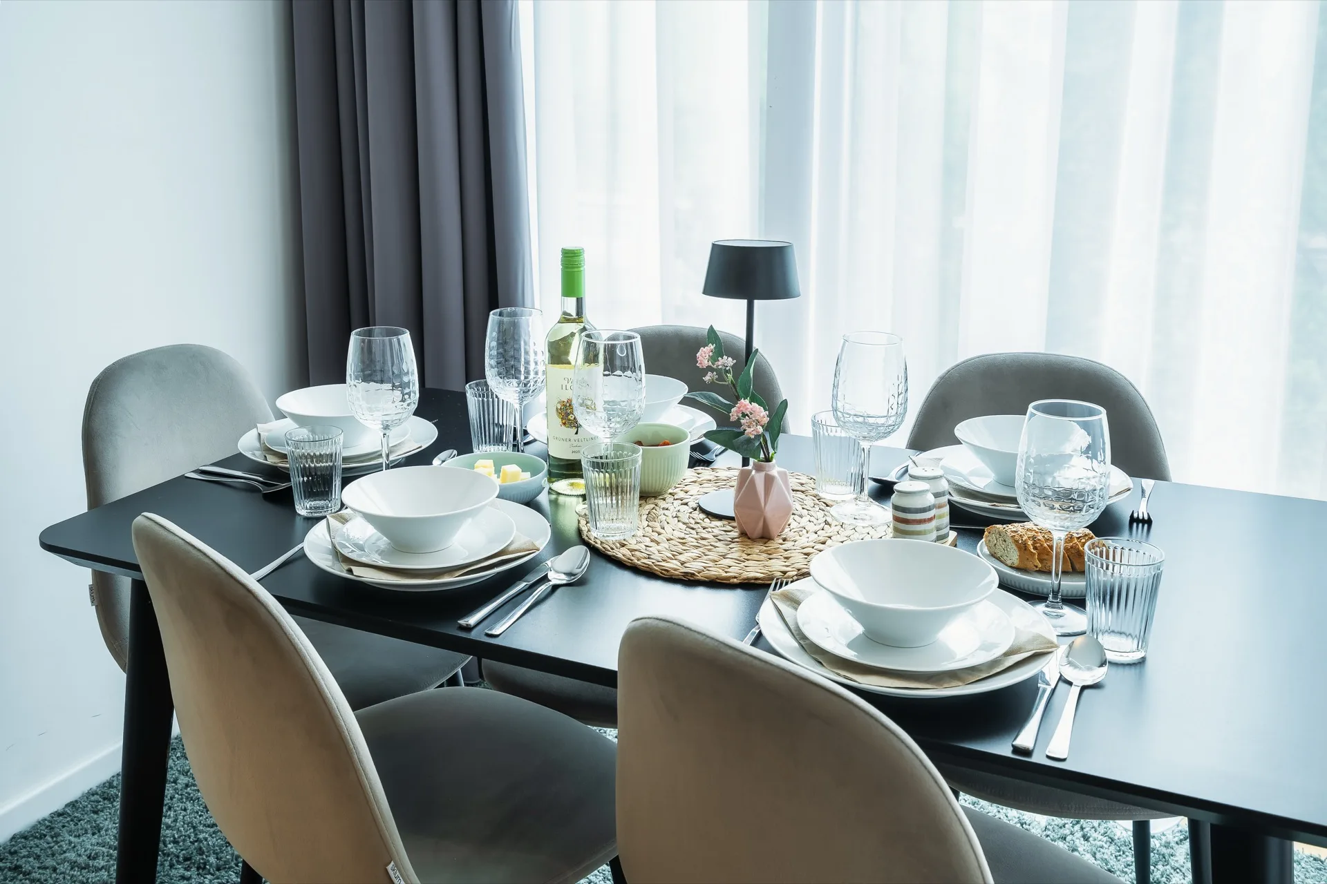 Offene Küche mit angeschlossenem Essbereich im Rosie Design Chalet Nockalm Bad Kleinkirchheim – modernes Design und alpines Ambiente, Ferienwohnung Fotografie Kärnten – Mathias Prägant Photography