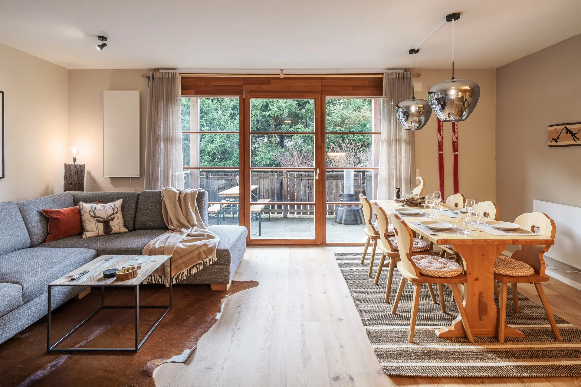 Rustikales Wohn-Esszimmer mit massivem Holztisch, Terrassenblick und alpinem Ambiente in der Bergfreunde Bad Kleinkirchheim – professionelle Ferienwohnung Fotografie – Mathias Prägant Photography