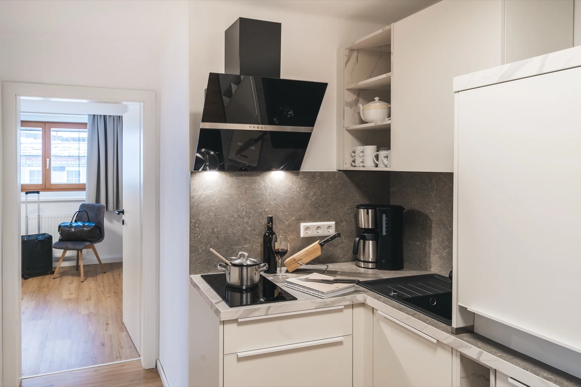 Helles Wohnzimmer mit Bergblick im Appartement Nr.16 Landhaus Apartments Prägant Bad Kleinkirchheim – moderne Ausstattung und direkte Nähe zu Ski und Therme, Ferienwohnung Fotografie Kärnten