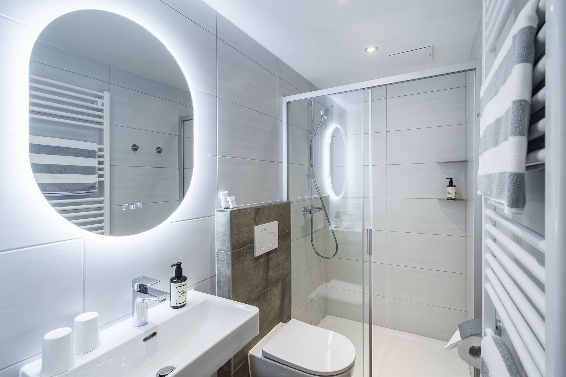 Landhaus Apartments Prägant Nr.18 — Badezimmer LED-Spiegel – Appartement Nr.18 Landhaus Apartments Prägant Bad Kleinkirchheim, professionelle Ferienwohnung Fotografie Kärnten
