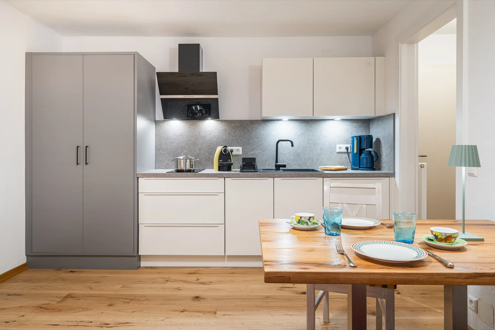 Landhaus Apartments Prägant Nr.18 — Küche mit Esstisch – Appartement Nr.18 Landhaus Apartments Prägant Bad Kleinkirchheim, professionelle Ferienwohnung Fotografie Kärnten