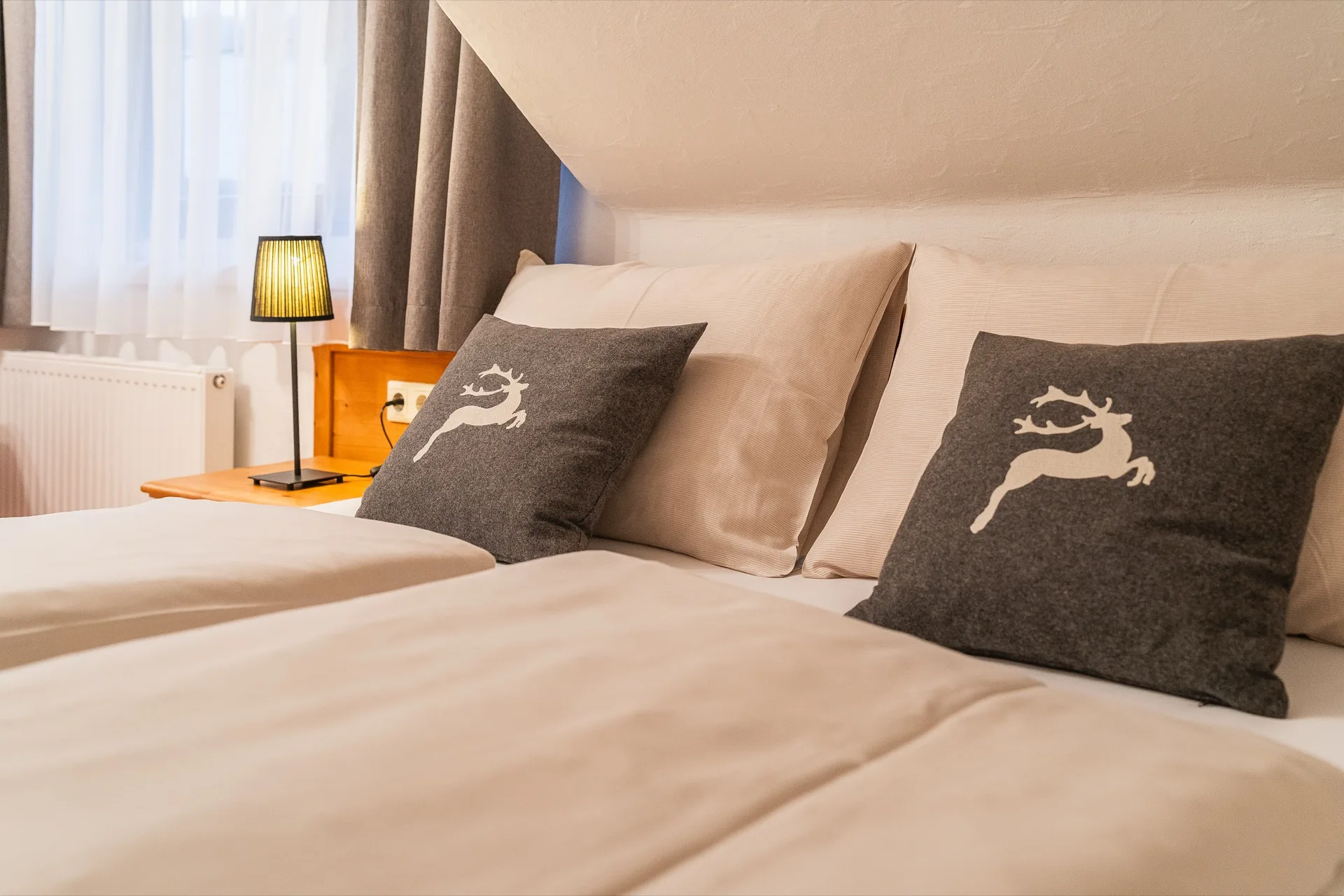 Landhaus Apartments Prägant Nr.18 — Schlafzimmer Hirsch-Kissen – Appartement Nr.18 Landhaus Apartments Prägant Bad Kleinkirchheim, professionelle Ferienwohnung Fotografie Kärnten
