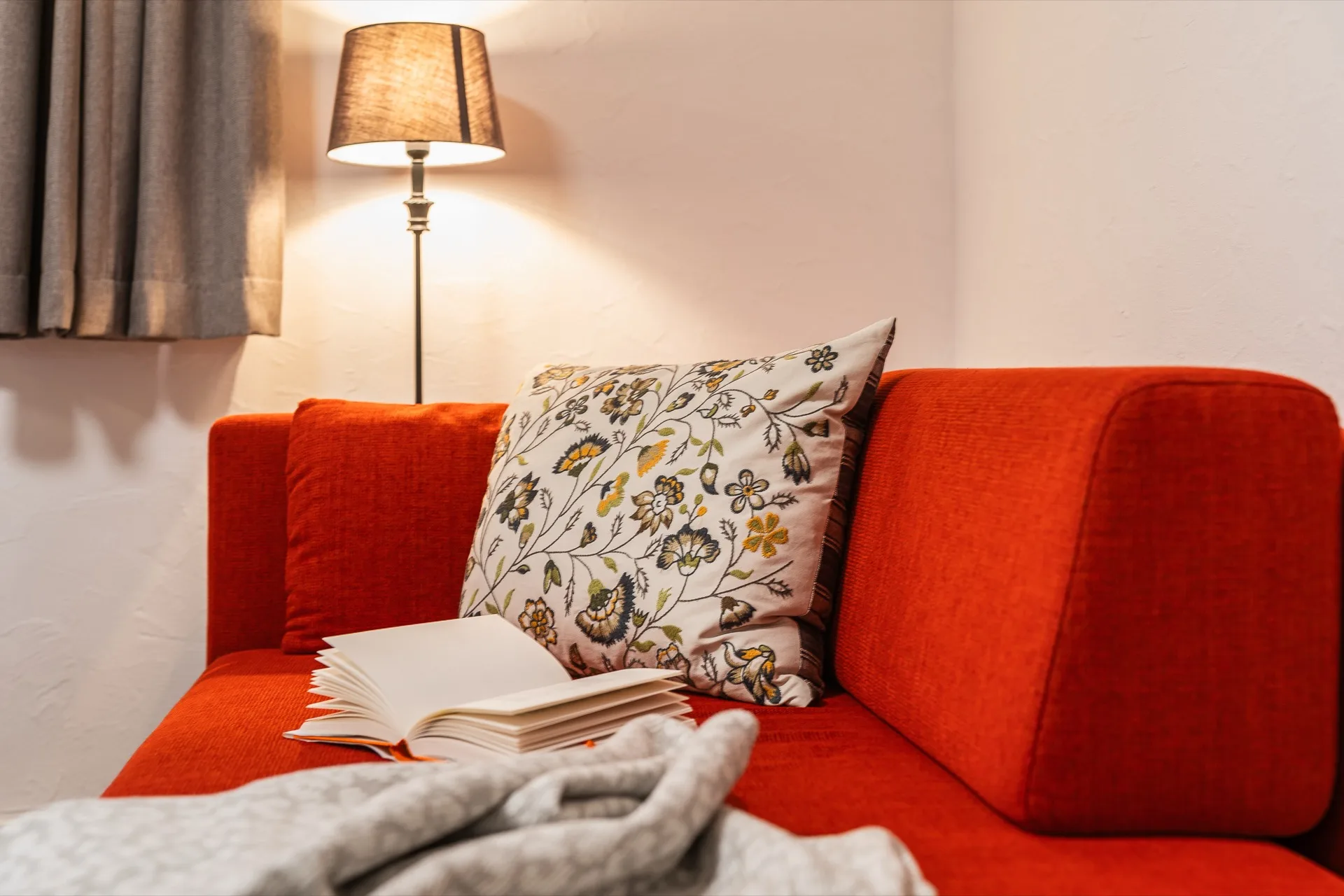 Landhaus Apartments Prägant Nr.18 — Sofa Atmosphäre – Appartement Nr.18 Landhaus Apartments Prägant Bad Kleinkirchheim, professionelle Ferienwohnung Fotografie Kärnten