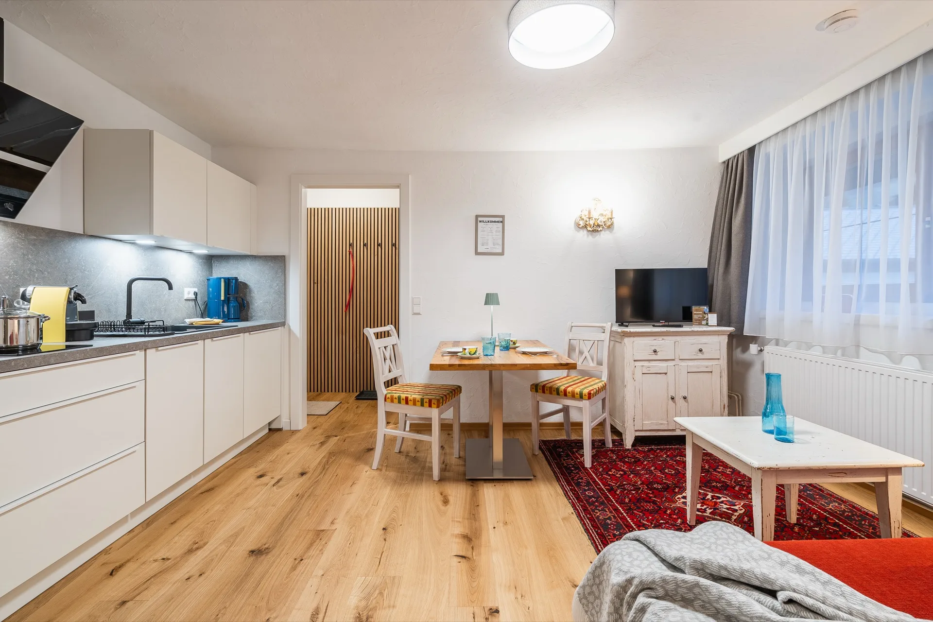 Landhaus Apartments Prägant Nr.18 — Wohnküche Gesamtansicht – Appartement Nr.18 Landhaus Apartments Prägant Bad Kleinkirchheim, professionelle Ferienwohnung Fotografie Kärnten