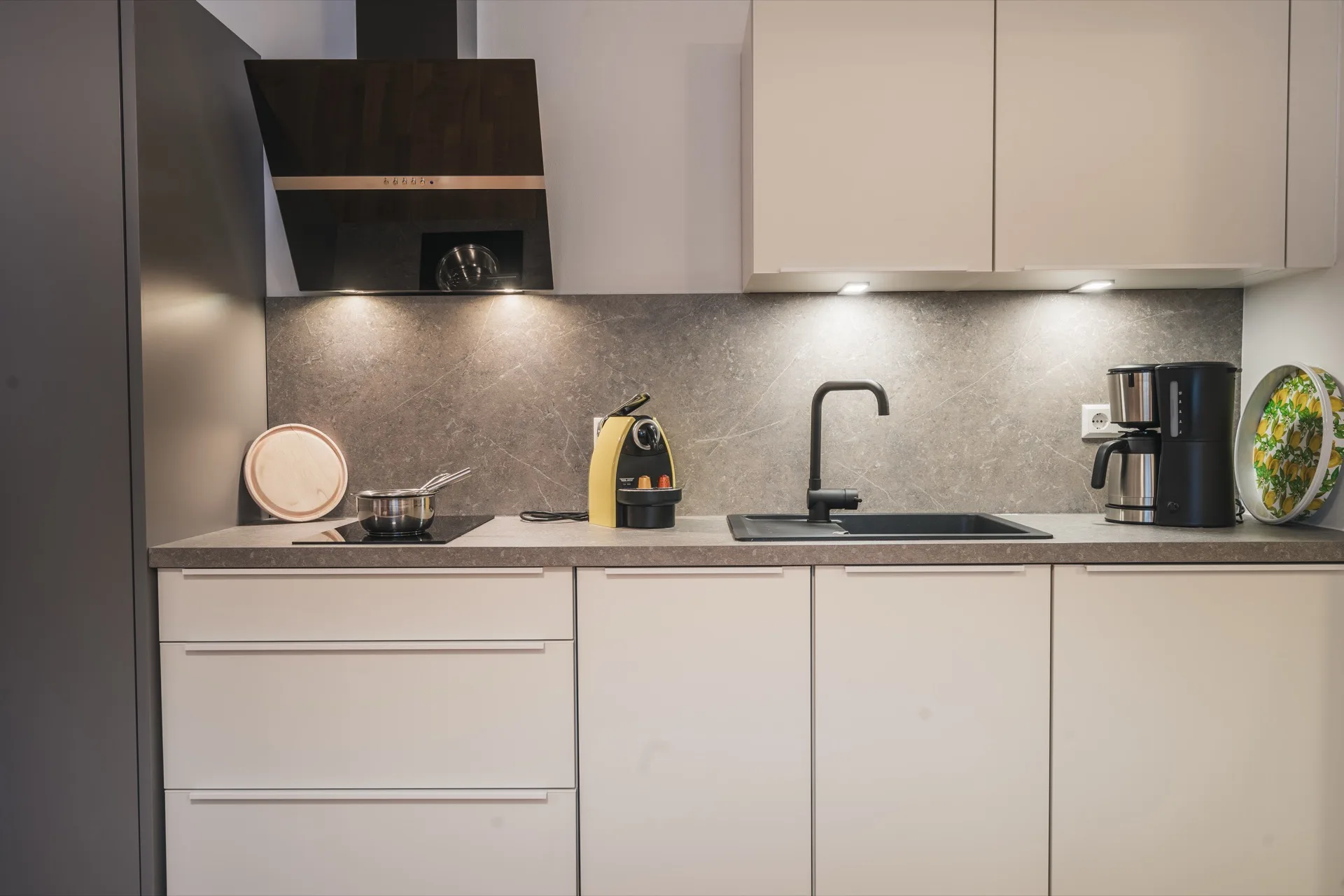 Vollausgestattete moderne Küche mit Induktionsherd, Marmor-Rückwand, Nespresso und Kaffeemaschine im Landhaus Apartments Prägant Bad Kleinkirchheim – Ferienwohnung Fotografie